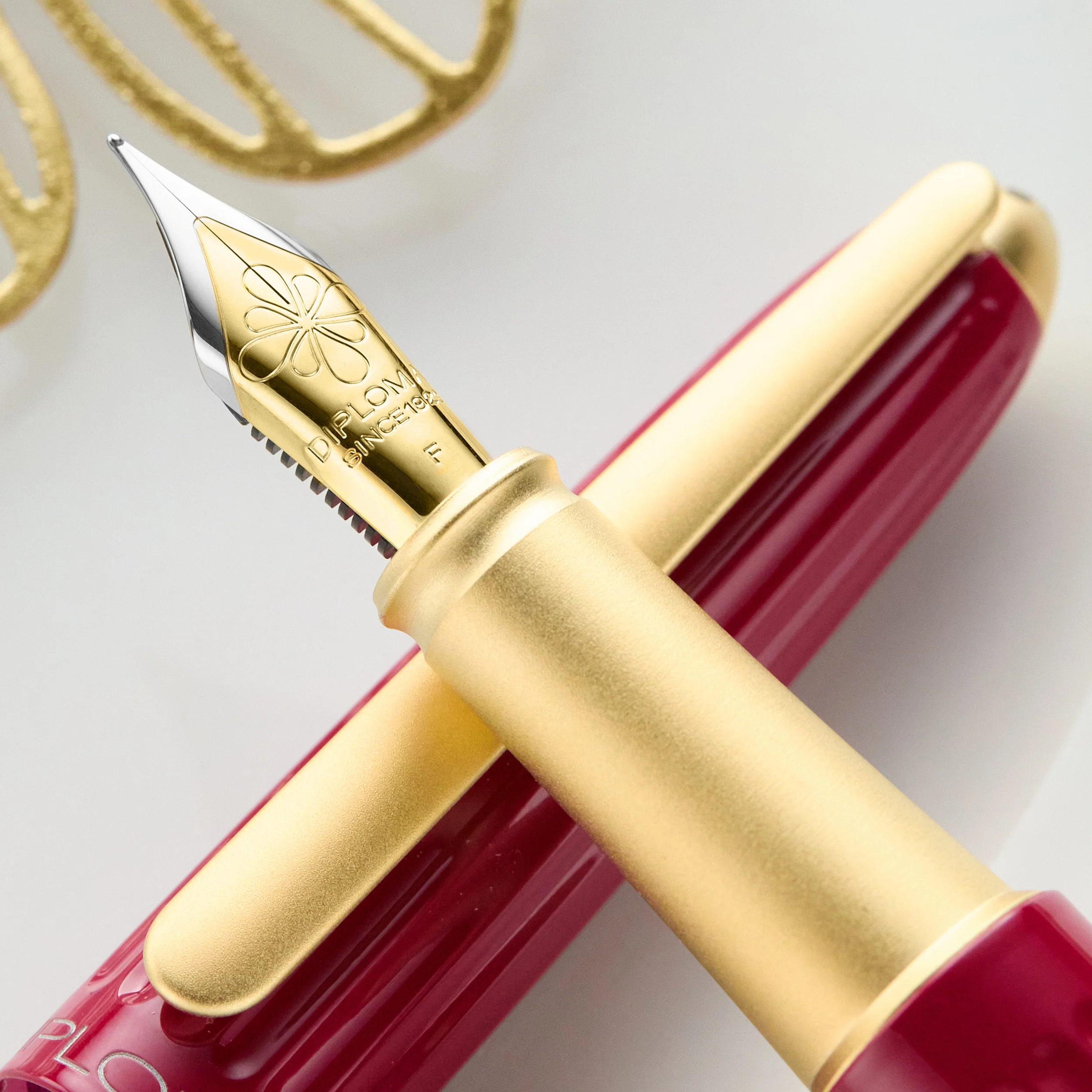 Diplomat Aero Fountain Pen - Cranberry/Gold (Special Edition) - Image 4