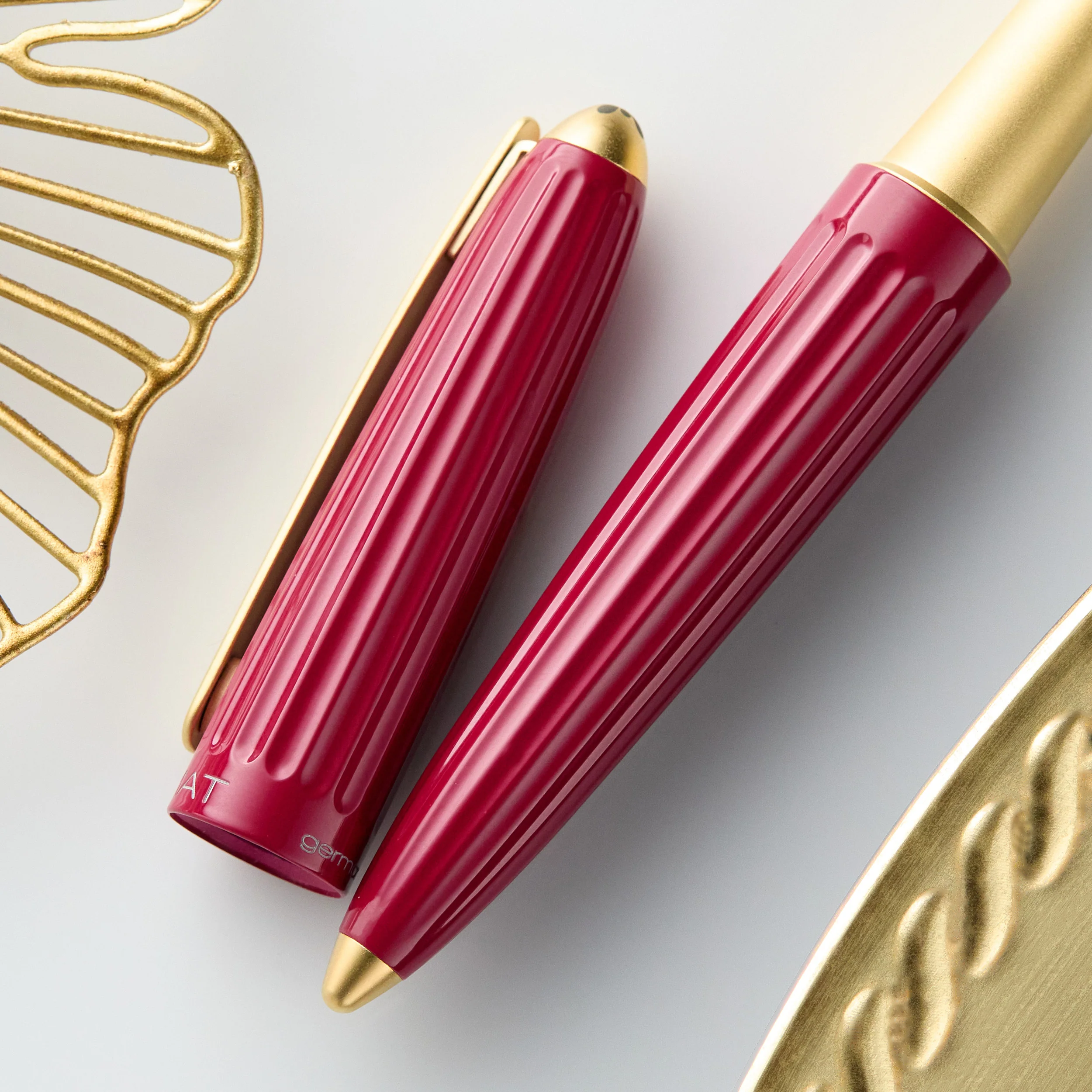 Diplomat Aero Fountain Pen - Cranberry/Gold (Special Edition) - Image 5