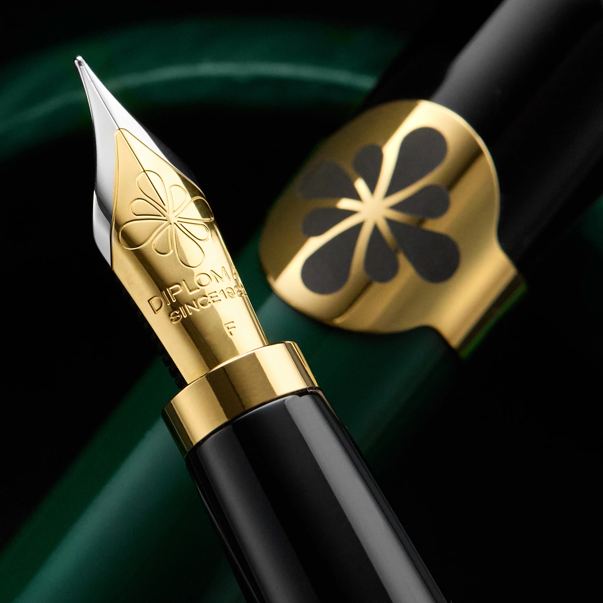 Diplomat XO Fountain Pen - Racing Green (Limited Edition) - Image 4