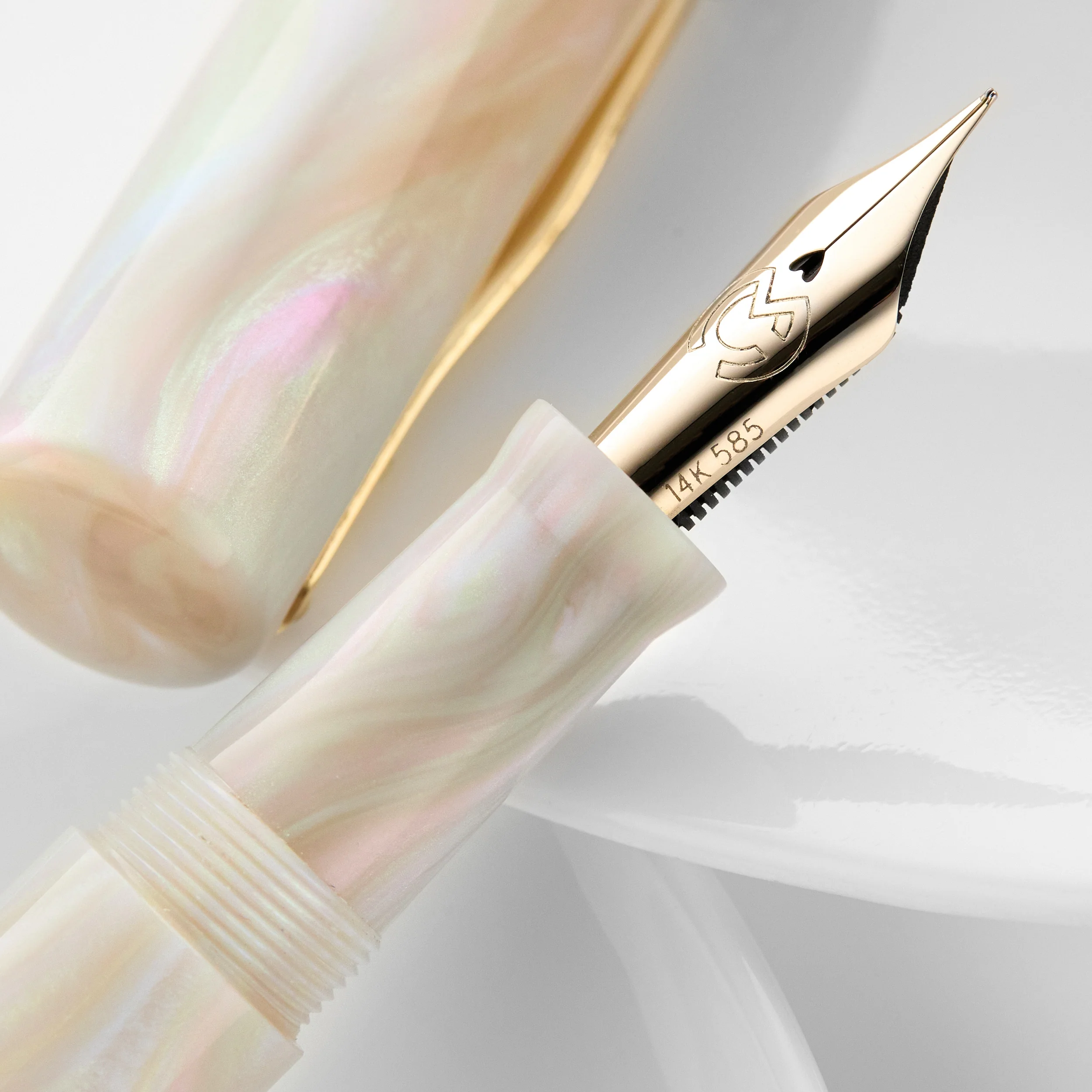 Magna Carta Mag 600 Fountain Pen - Pale Cream Rainbow Opalescence (Special Edition) - Image 4