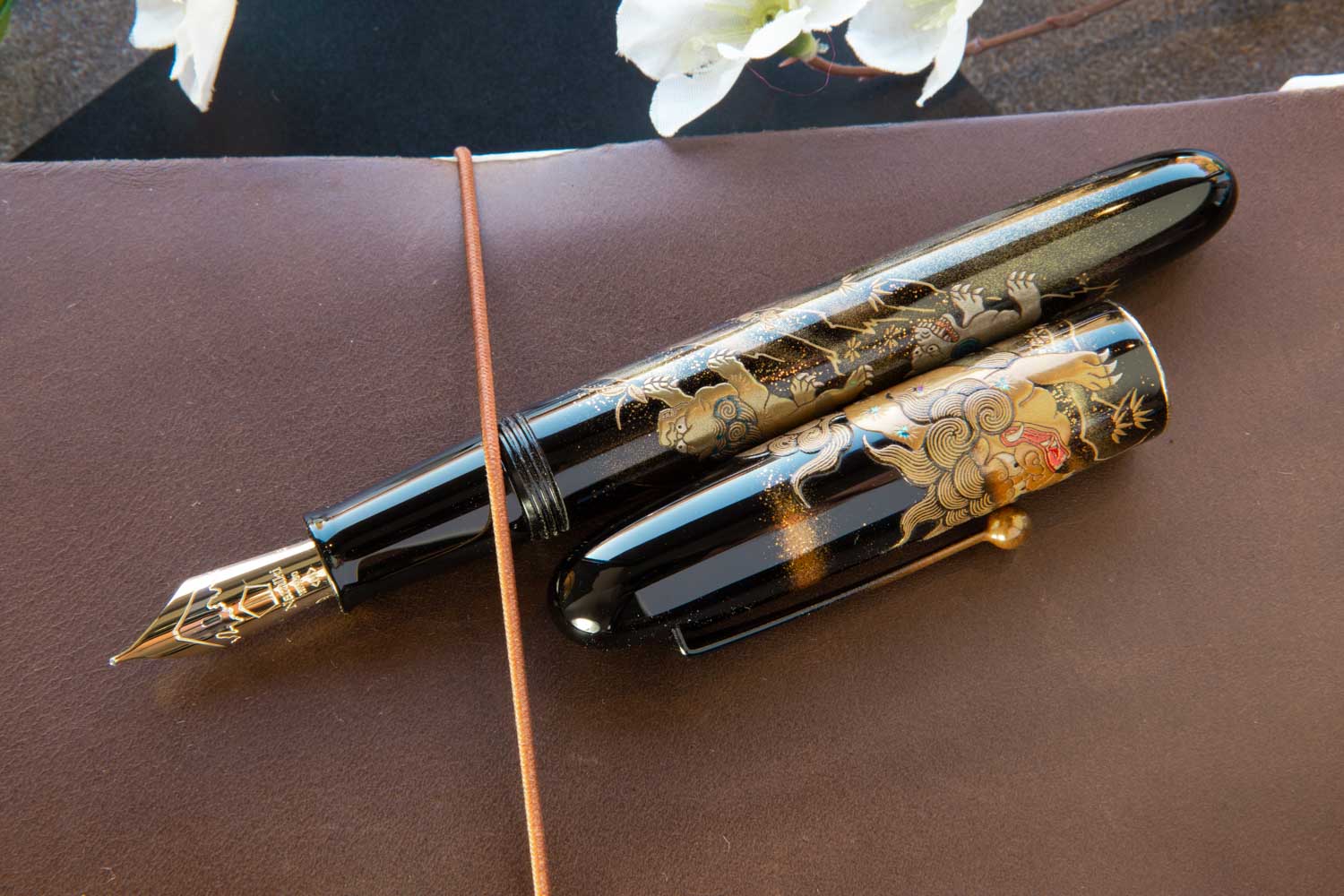 Namiki Yukari Royale Maki-e Fountain Pen - Lioness and Cubs - Image 2