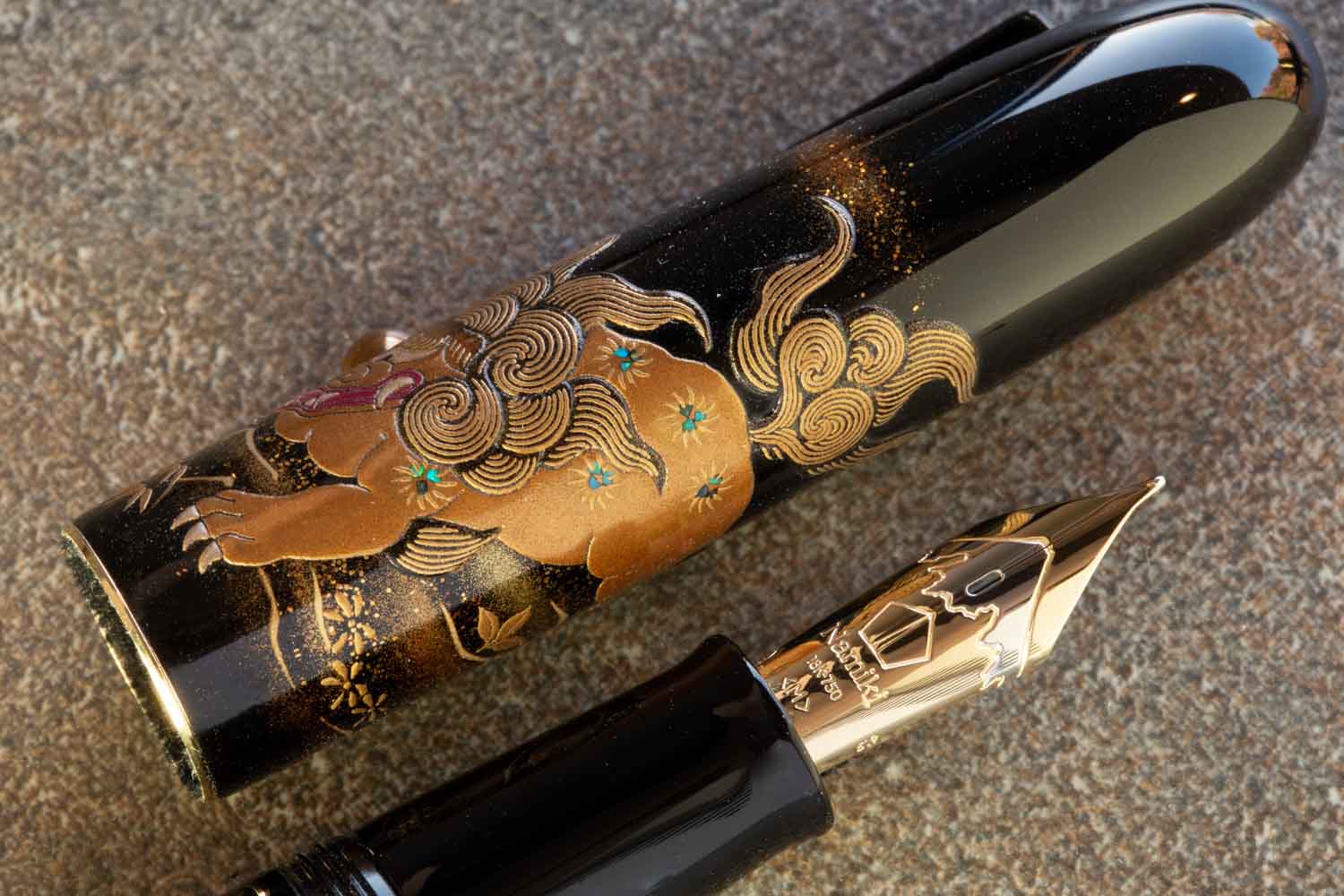 Namiki Yukari Royale Maki-e Fountain Pen - Lioness and Cubs - Image 3