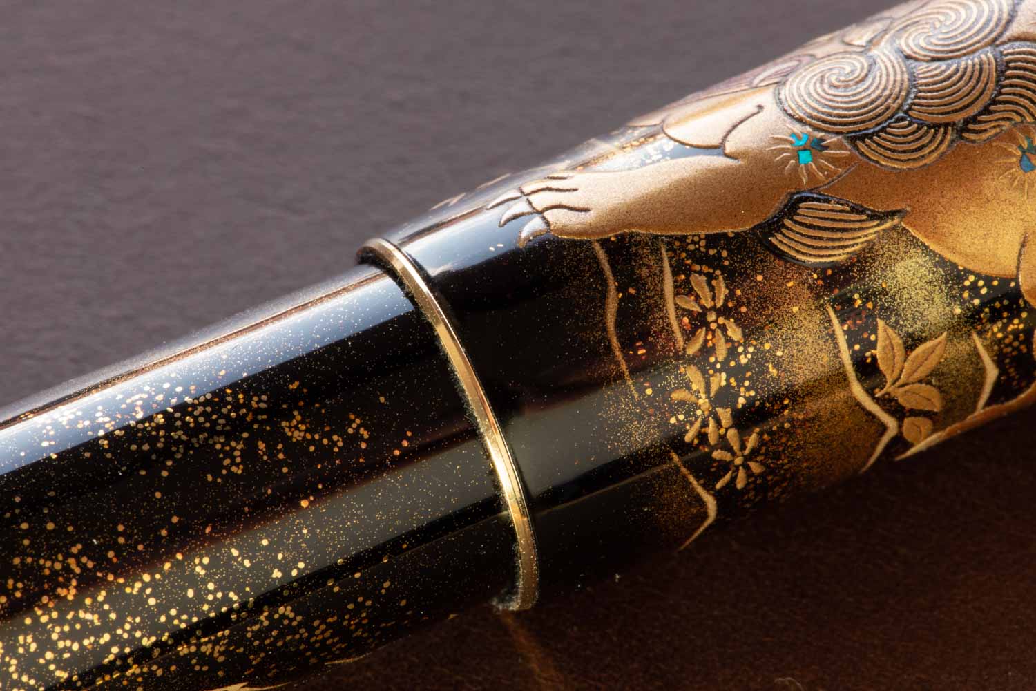 Namiki Yukari Royale Maki-e Fountain Pen - Lioness and Cubs - Image 5