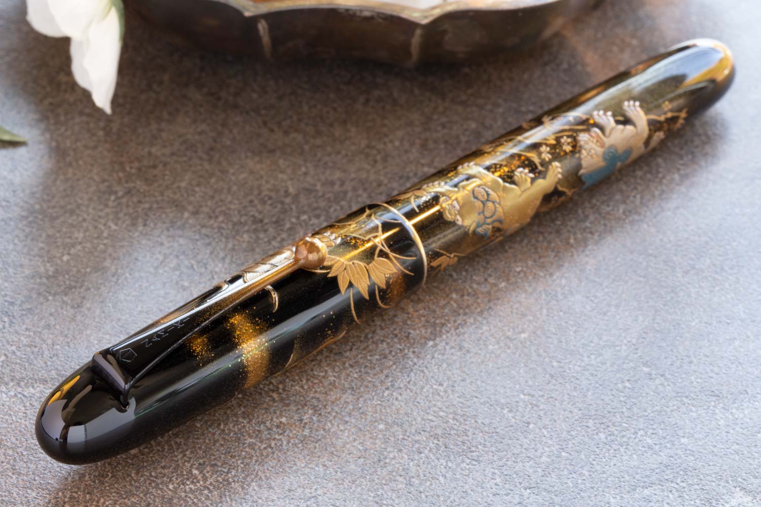 Namiki Yukari Royale Maki-e Fountain Pen - Lioness and Cubs - Image 7