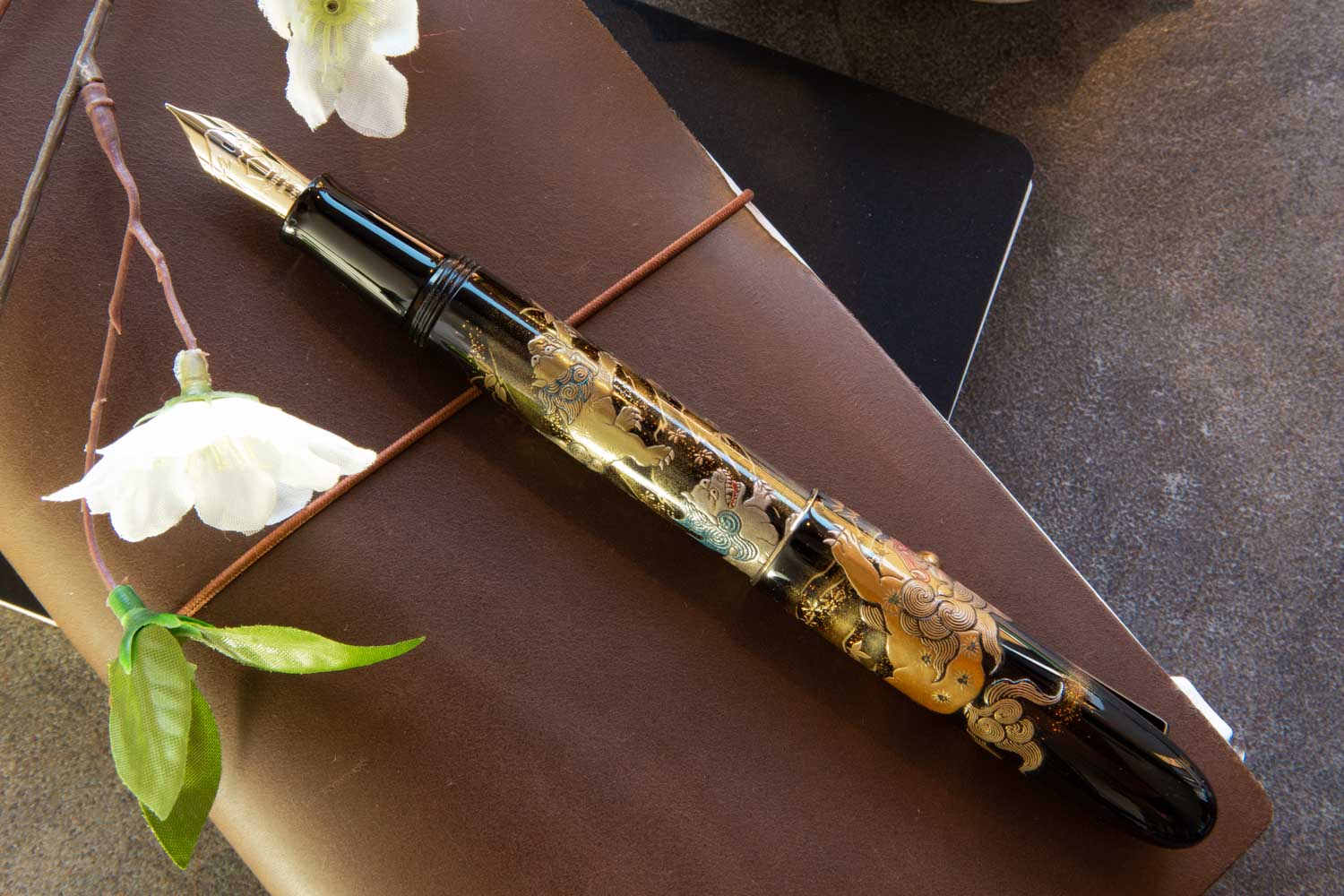 Namiki Yukari Royale Maki-e Fountain Pen - Lioness and Cubs - Image 9
