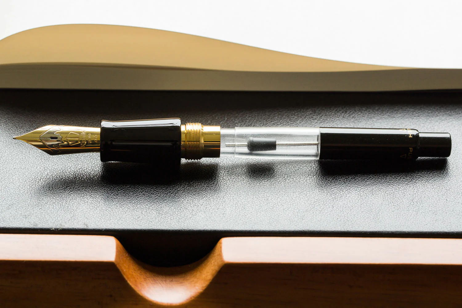 Namiki Yukari Royale Maki-e Fountain Pen - Parrot with Peach - Image 11