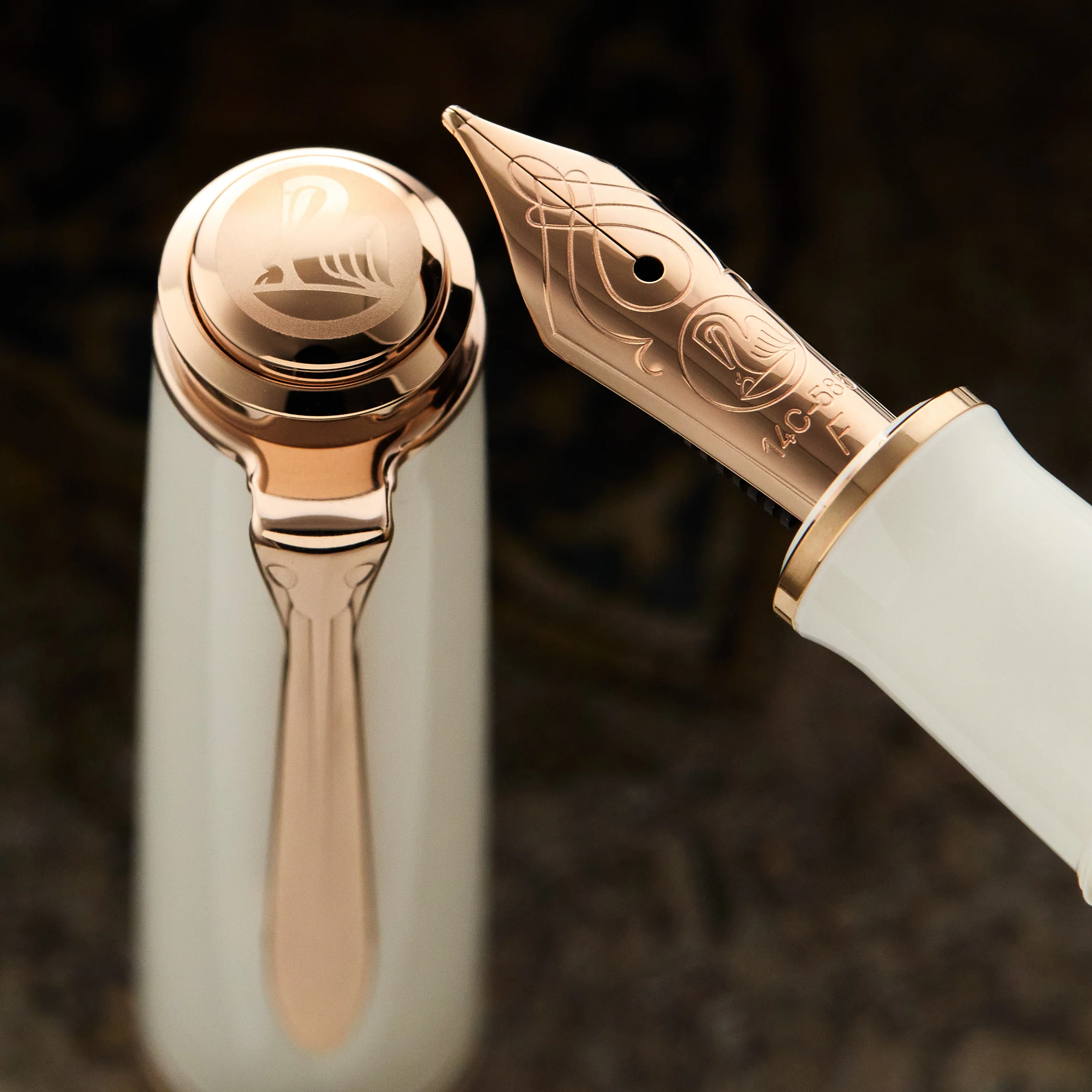 Pelikan M600 Fountain Pen - White & Rose Gold (Special Edition) - Image 4
