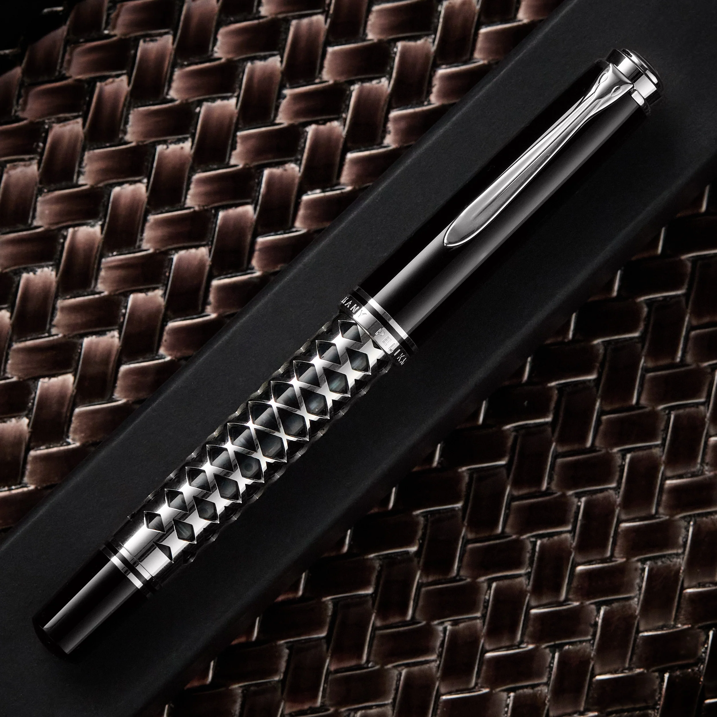 Pelikan M805 Fountain Pen - Metal Sleeve (Special Edition) - Image 3