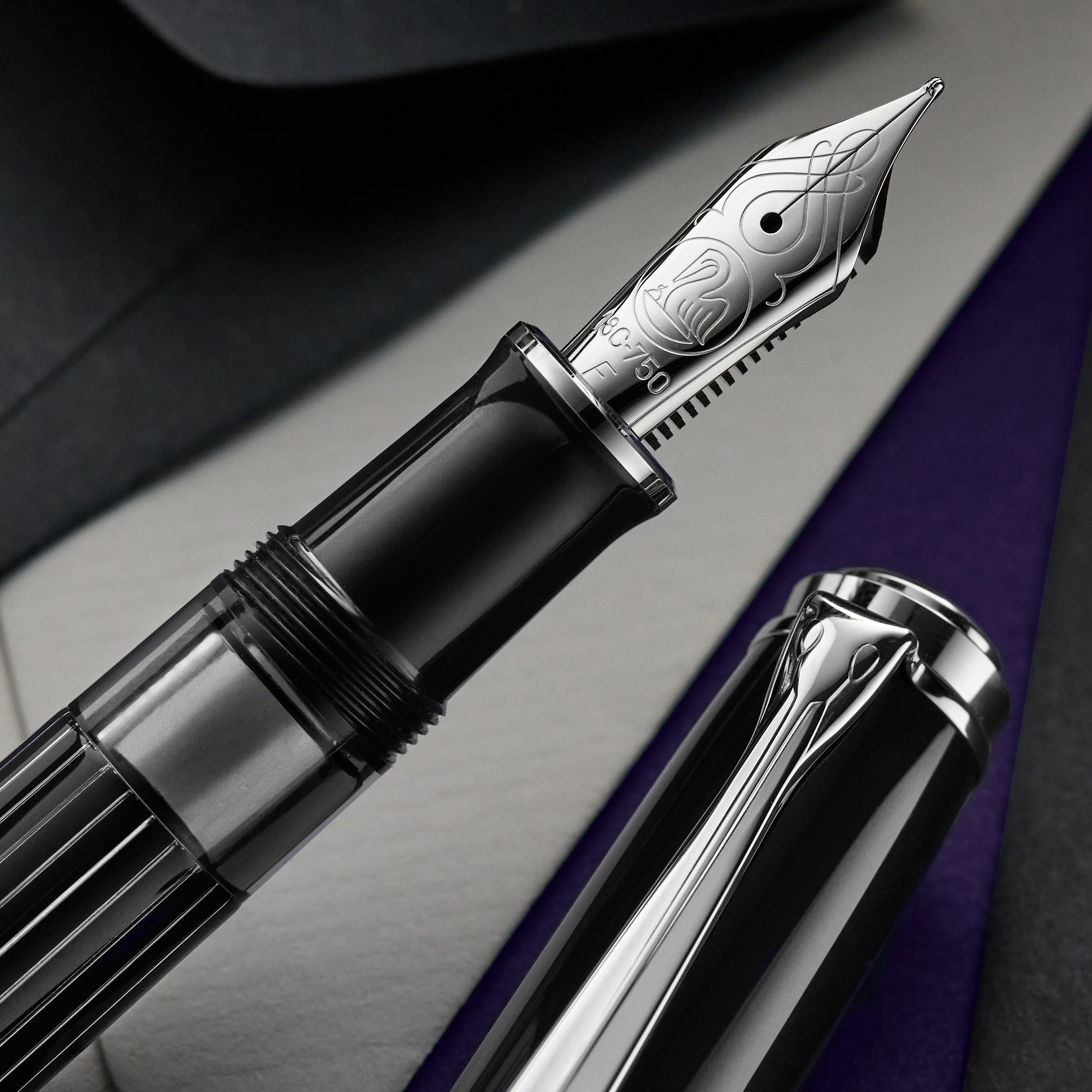 Pelikan M815 Fountain Pen - Metal Striped Black (Special Edition) - Image 5