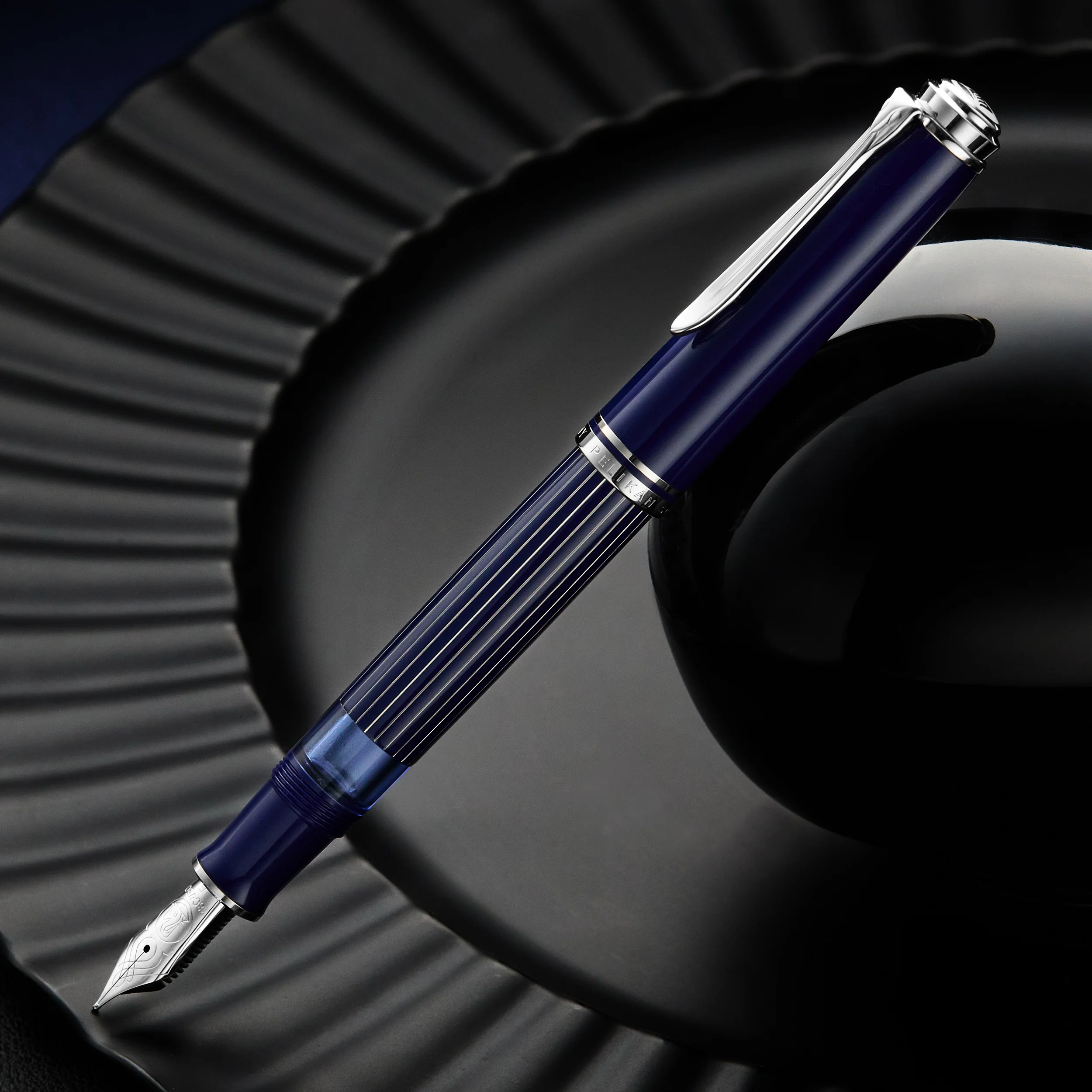 Pelikan M815 Fountain Pen - Metal Striped Blue (Special Edition) - Image 6