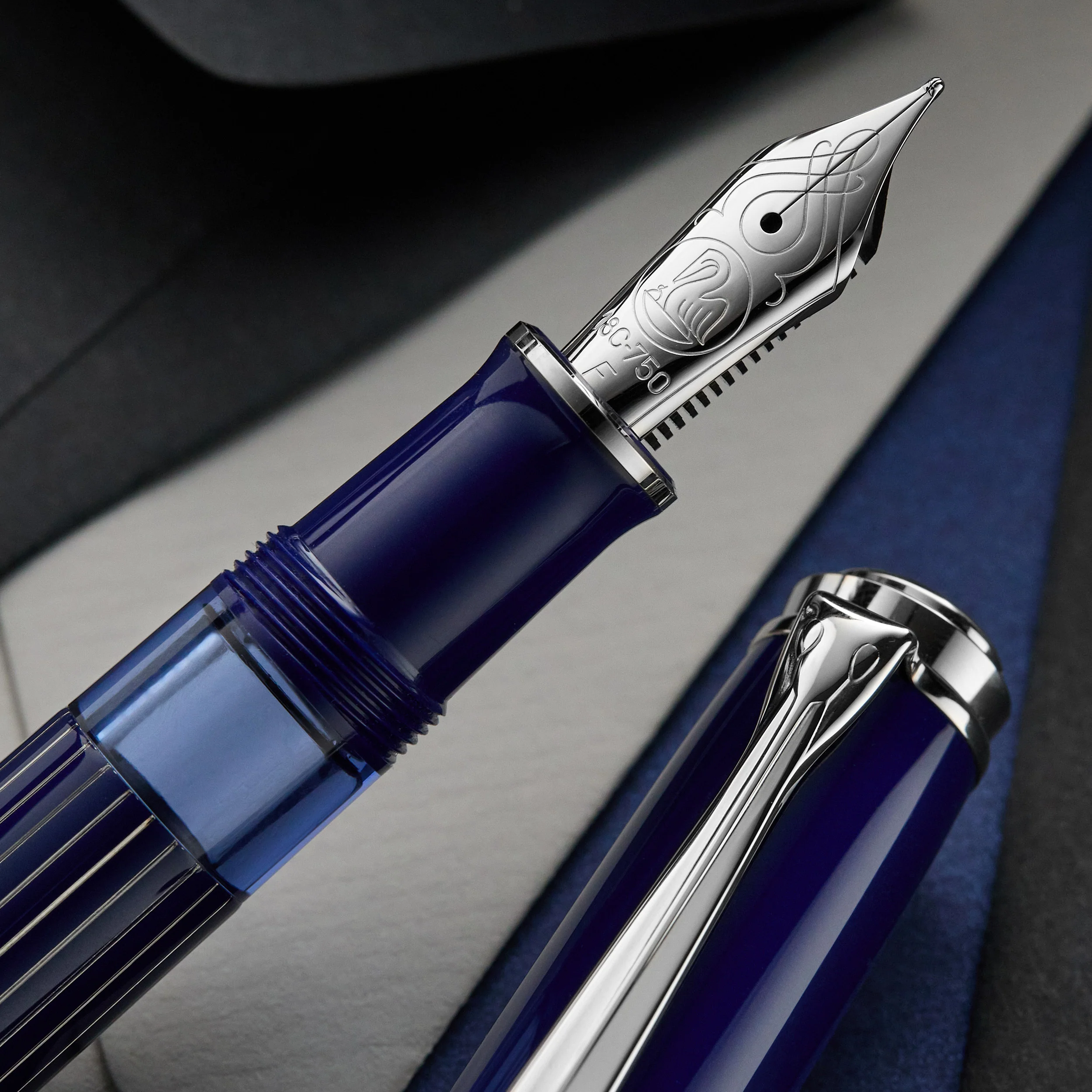 Pelikan M815 Fountain Pen - Metal Striped Blue (Special Edition) - Image 9