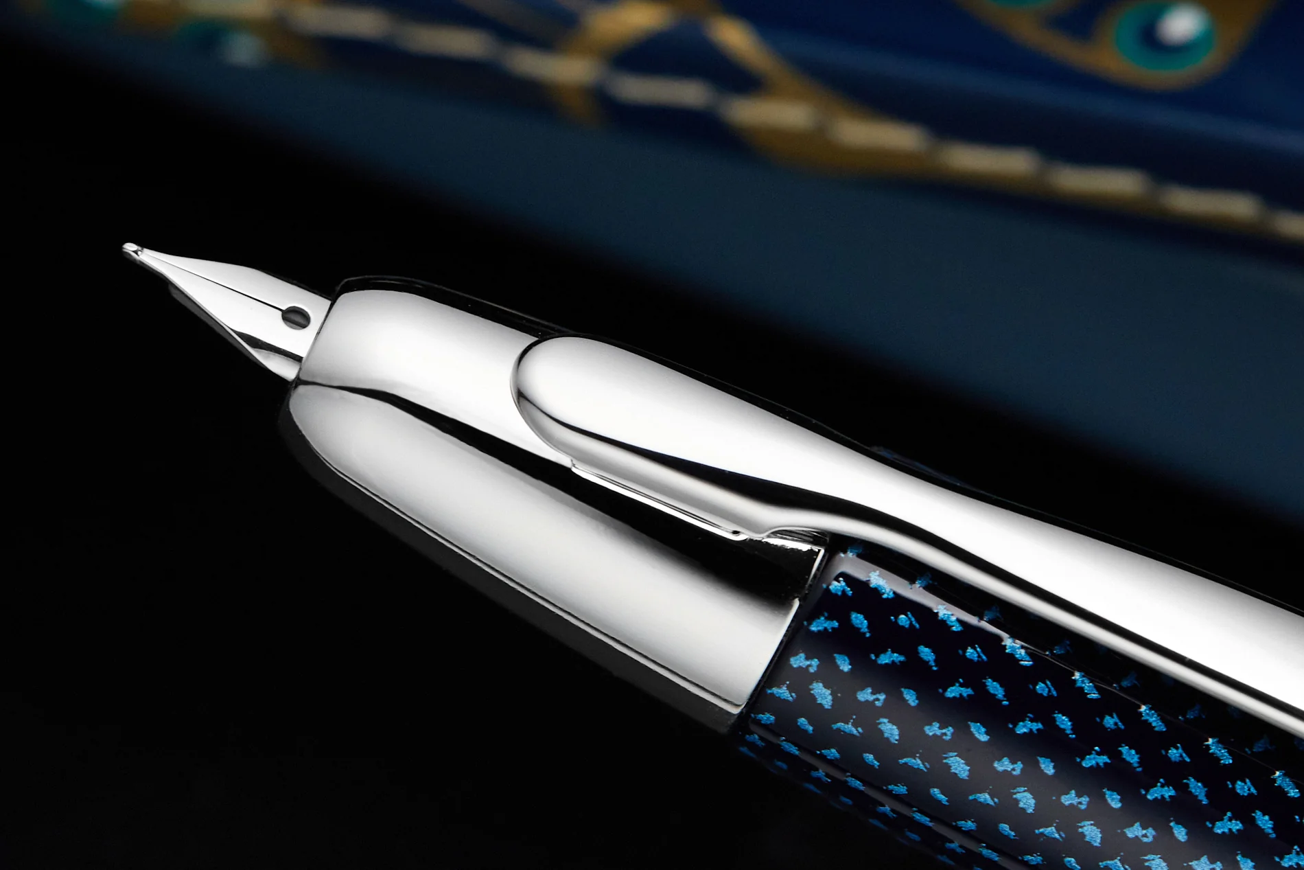 Pilot Vanishing Point Fountain Pen - Blue Carbonesque - Image 4