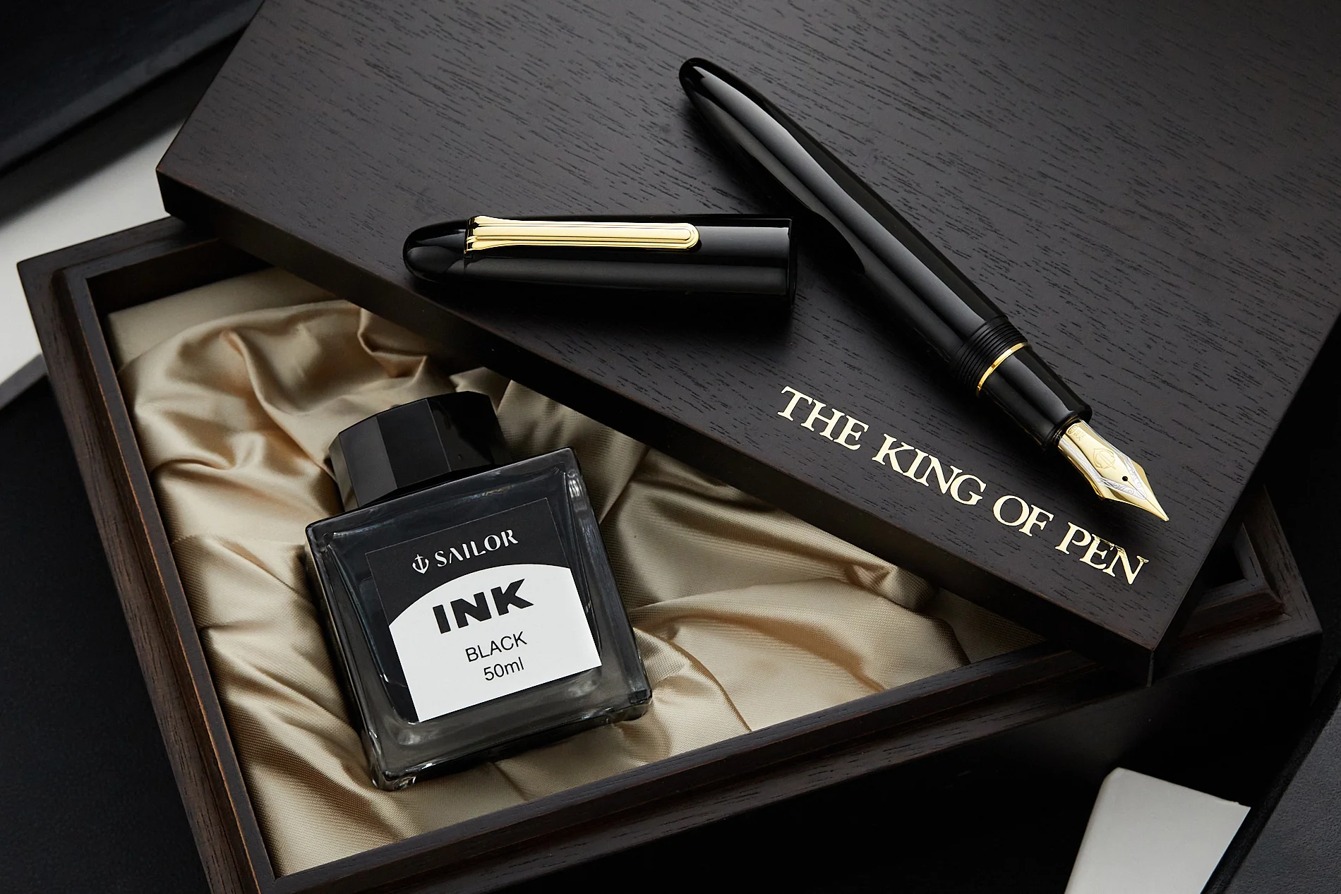 Sailor 1911 King of Pens Color Urushi Ebonite Fountain Pen - Black - Image 3