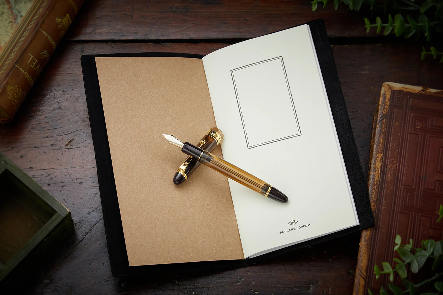 Traveler's Notebook - Black (Regular) - Image 7